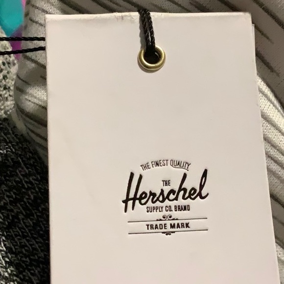 Herschel salt and pepper hat, brand new with tags… 🇨🇦 where it’s chilly a lot. - Picture 3 of 4